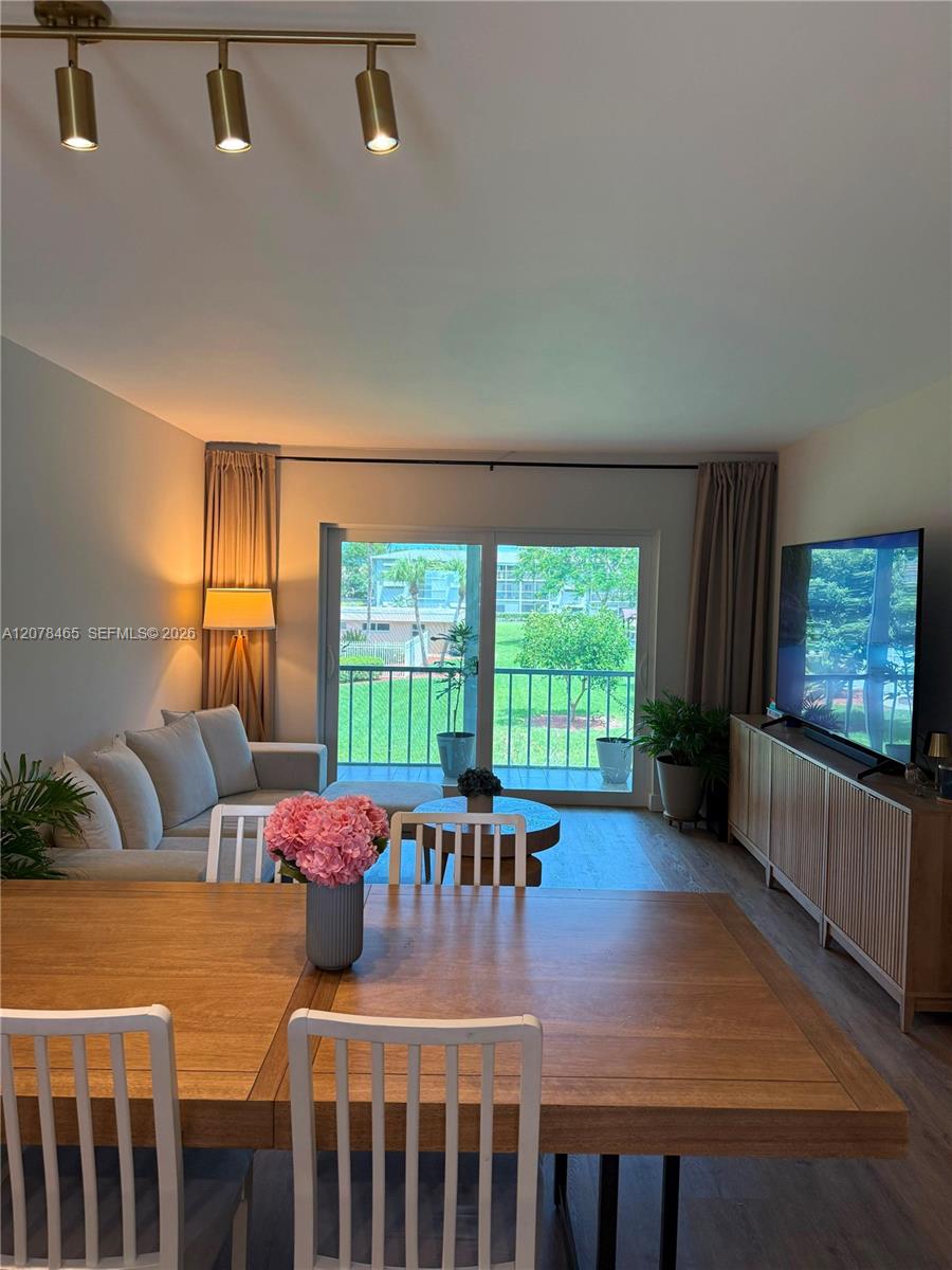207 1 / 1 700 sq. ft. $ 2026-08-26 0 foto