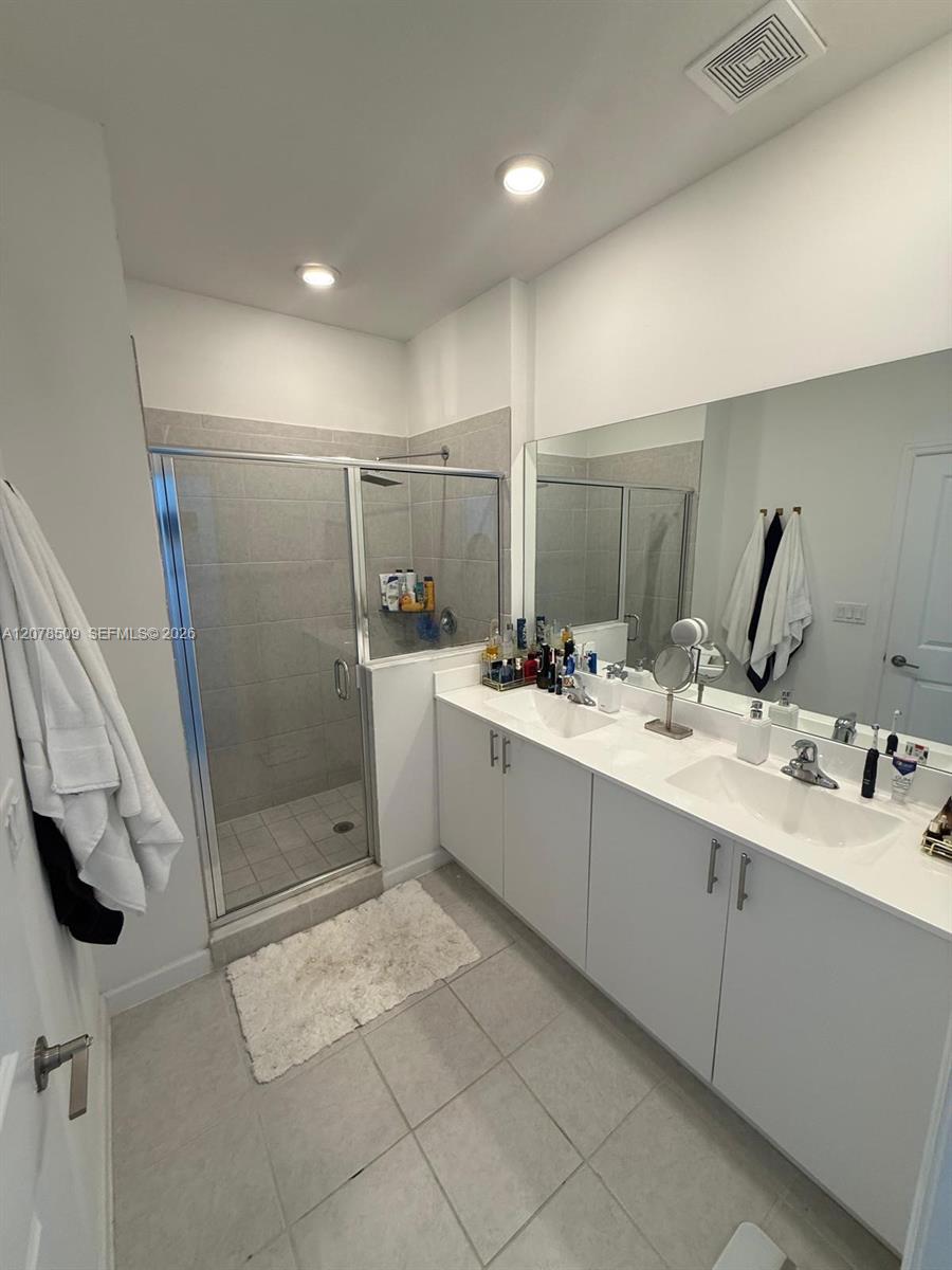 Ver detalles 28611 4 / 3 2005 sq. ft. $ 2026-08-26 0 foto