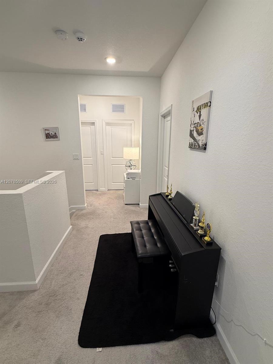 Ver detalles 28611 4 / 3 2005 sq. ft. $ 2026-08-26 0 foto