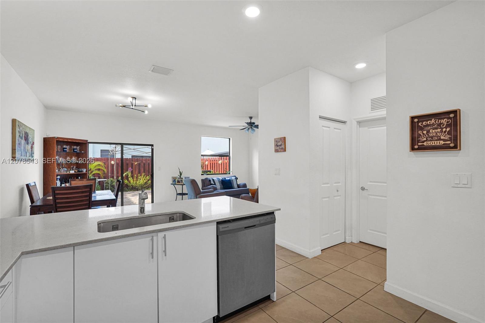 Ver detalles 13043 4 / 3 1916 sq. ft. $ 2026-09-14 0 foto