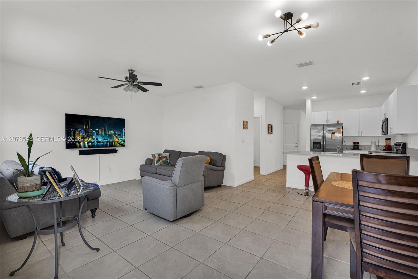 Ver detalles 13043 4 / 3 1916 sq. ft. $ 2026-09-14 0 foto