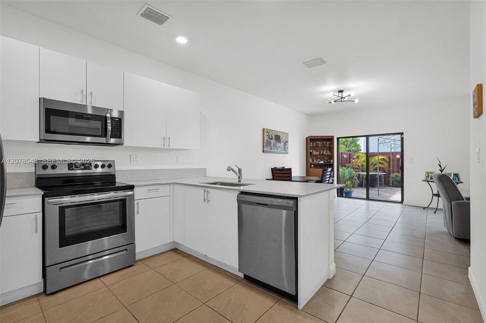 Ver detalles 13043 4 / 3 1916 sq. ft. $ 2026-09-14 0 foto
