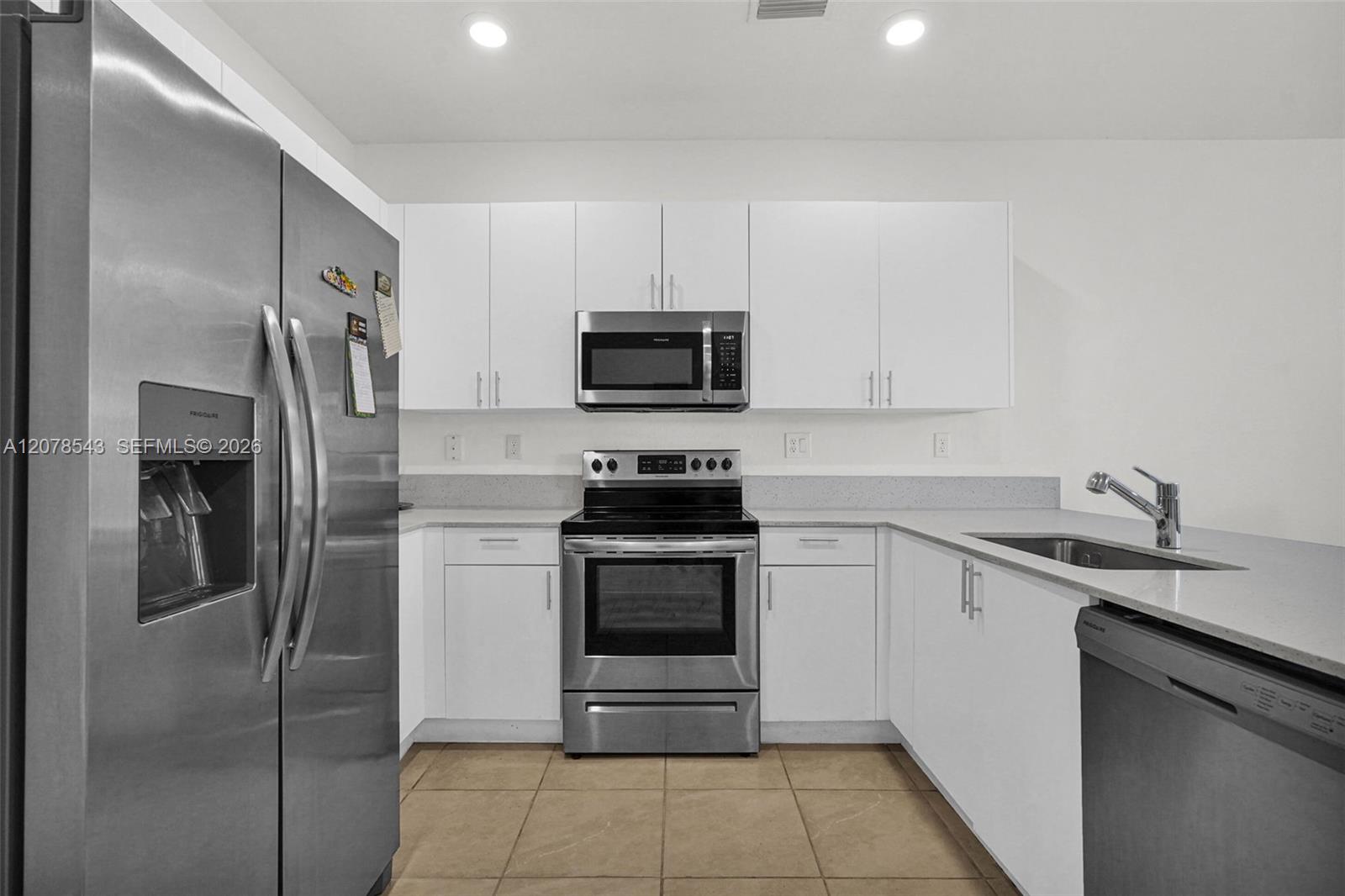 Ver detalles 13043 4 / 3 1916 sq. ft. $ 2026-09-14 0 foto