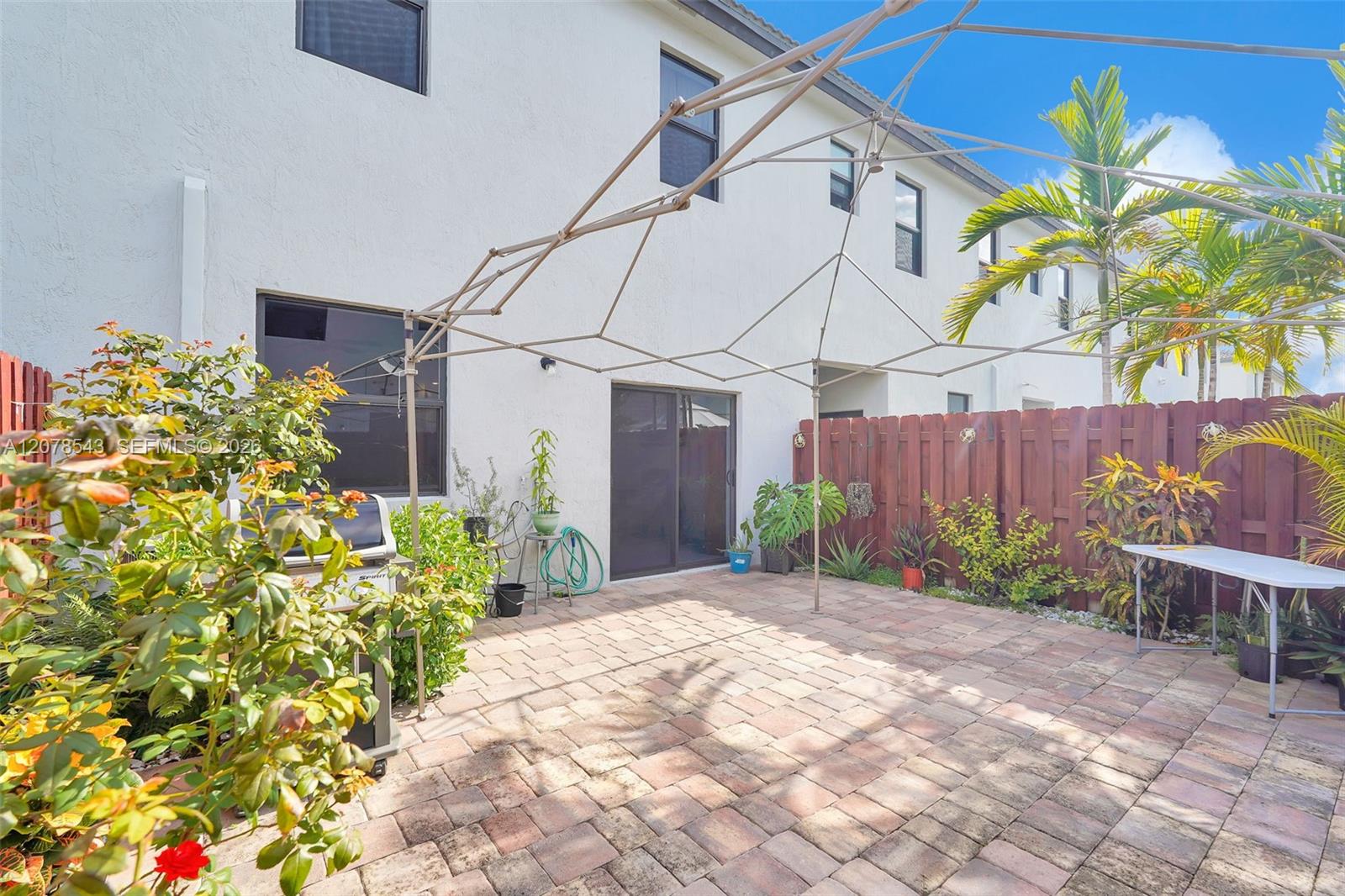 Ver detalles 13043 4 / 3 1916 sq. ft. $ 2026-09-14 0 foto