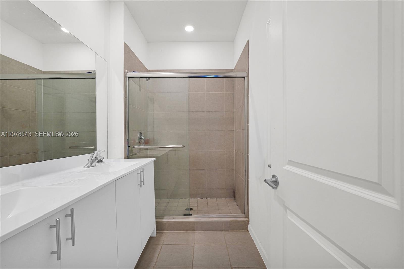 Ver detalles 13043 4 / 3 1916 sq. ft. $ 2026-09-14 0 foto