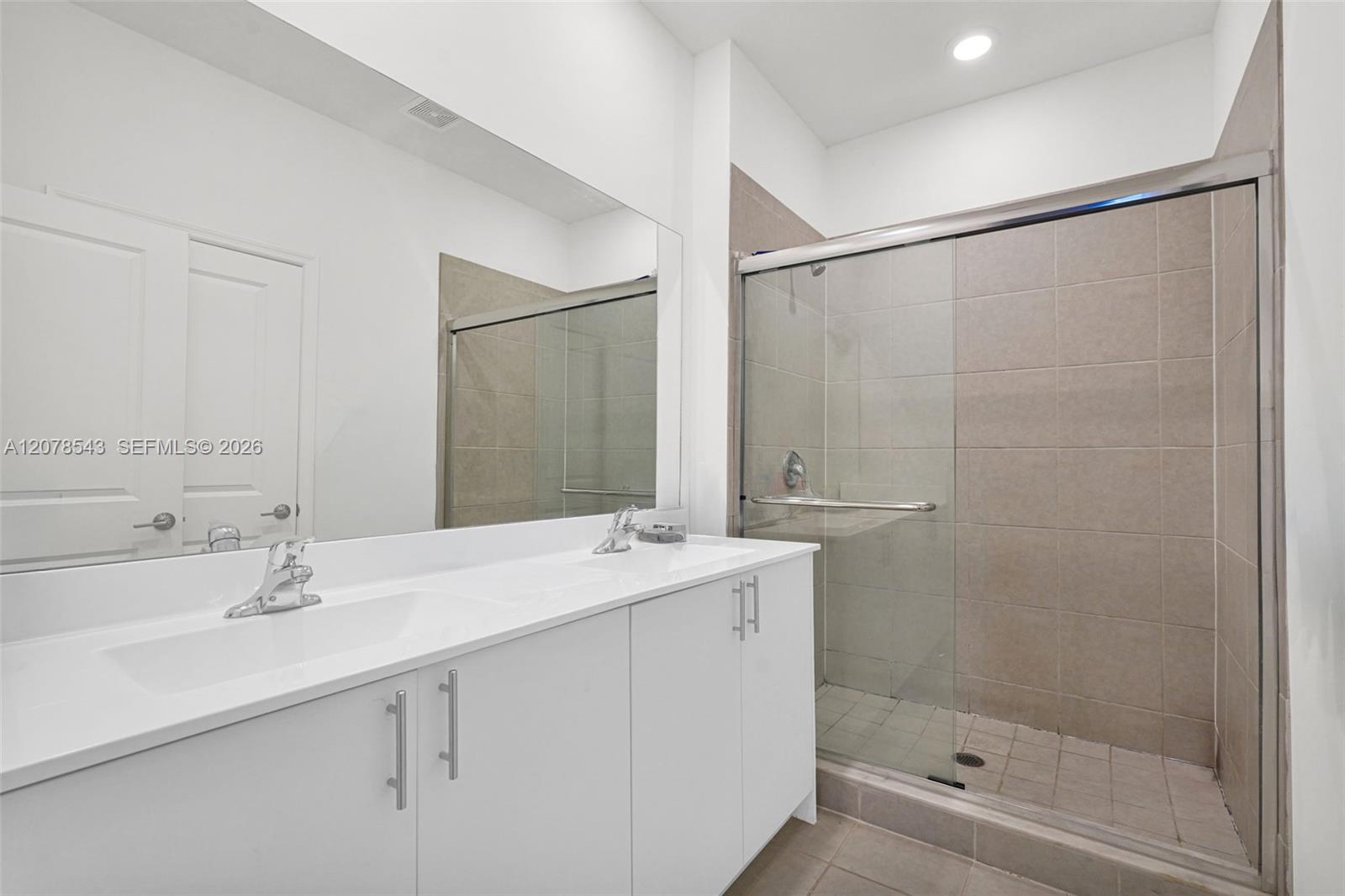 Ver detalles 13043 4 / 3 1916 sq. ft. $ 2026-09-14 0 foto
