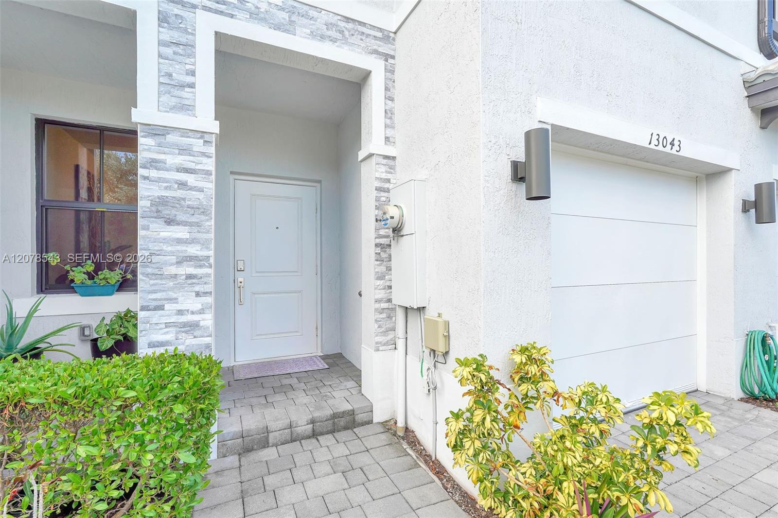 Ver detalles 13043 4 / 3 1916 sq. ft. $ 2026-09-14 0 foto