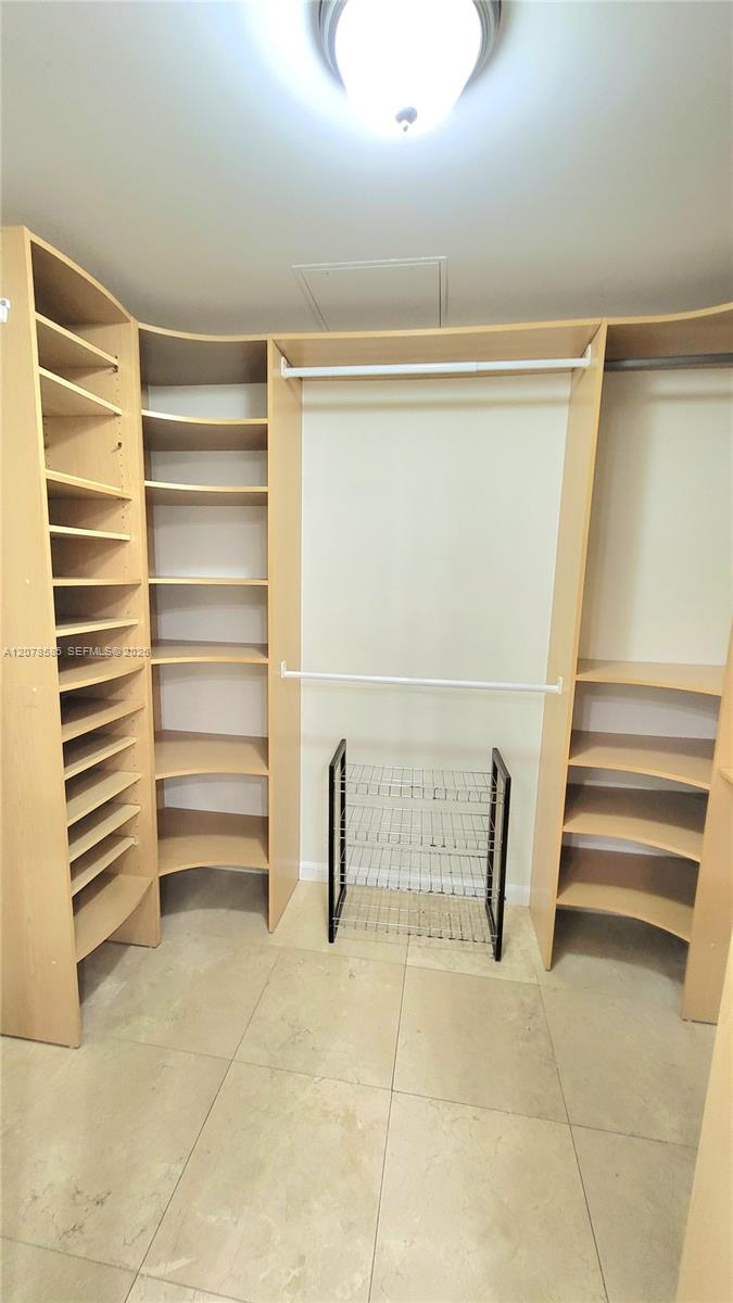 909 2 / 1 1086 sq. ft. $ 2026-08-27 0 foto