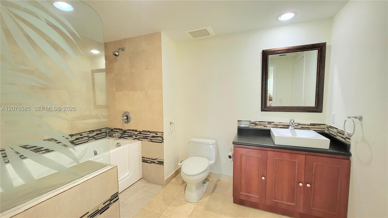 909 2 / 1 1086 sq. ft. $ 2026-08-27 0 foto