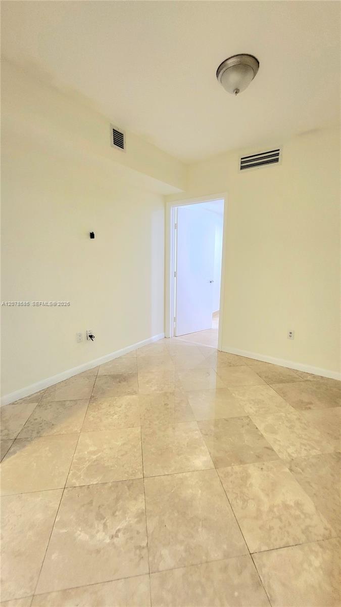909 2 / 1 1086 sq. ft. $ 2026-08-27 0 foto