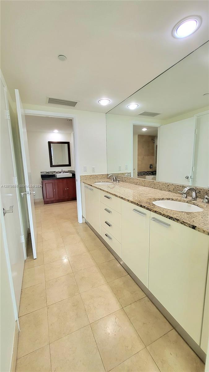 909 2 / 1 1086 sq. ft. $ 2026-08-27 0 foto