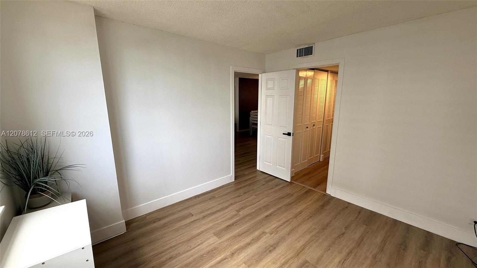 Ver detalles 608 2 / 2 1087 sq. ft. $ 2026-08-27 0 foto