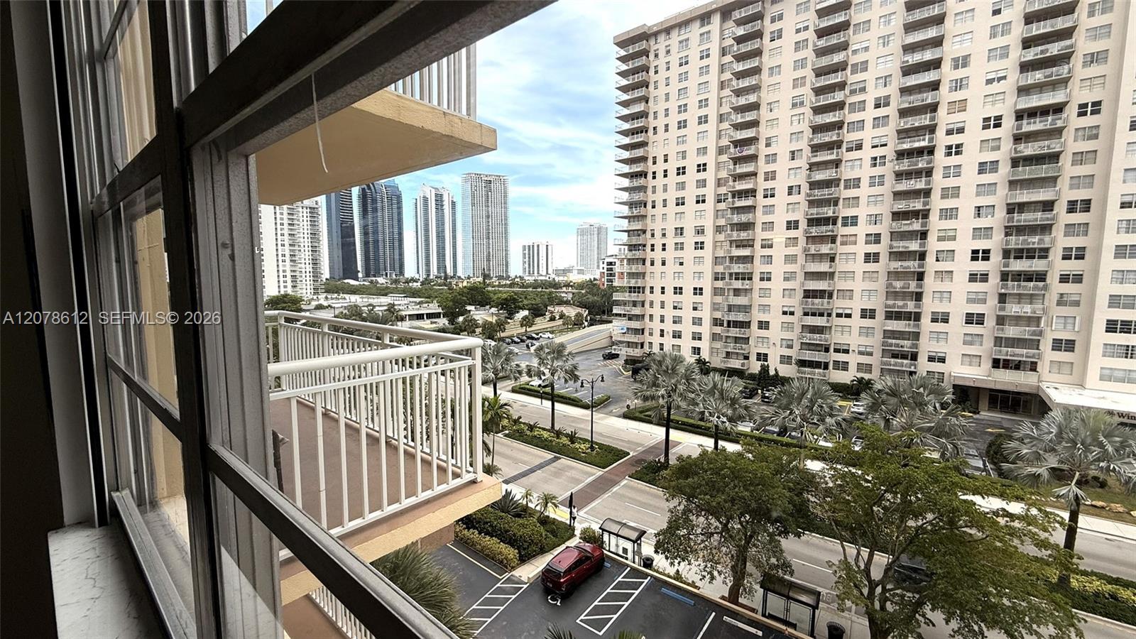 Ver detalles 608 2 / 2 1087 sq. ft. $ 2026-08-27 0 foto