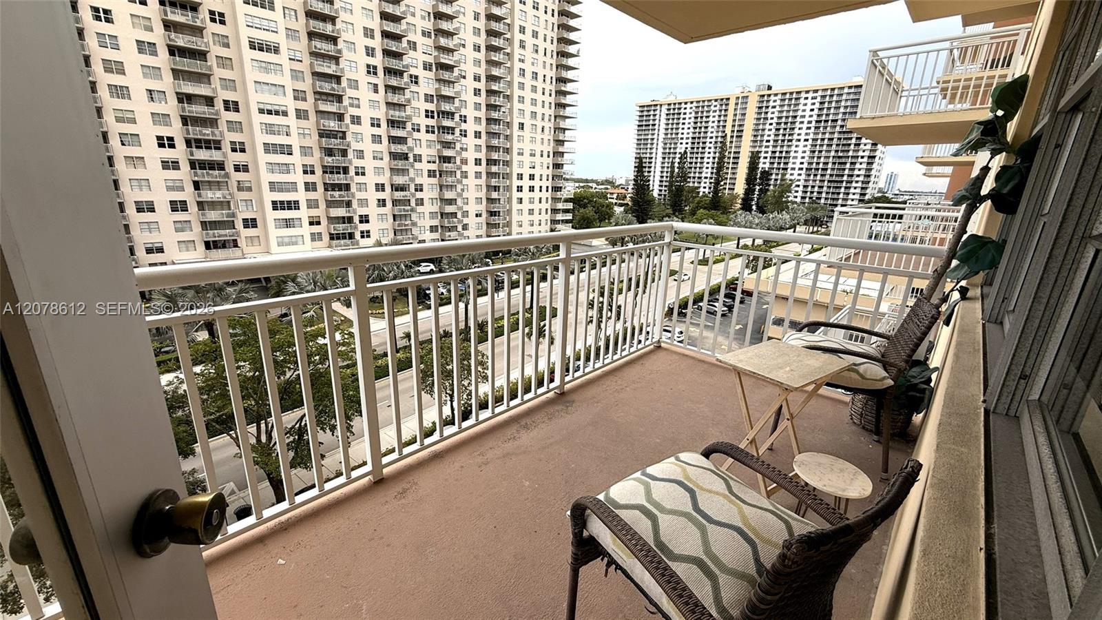Ver detalles 608 2 / 2 1087 sq. ft. $ 2026-08-27 0 foto