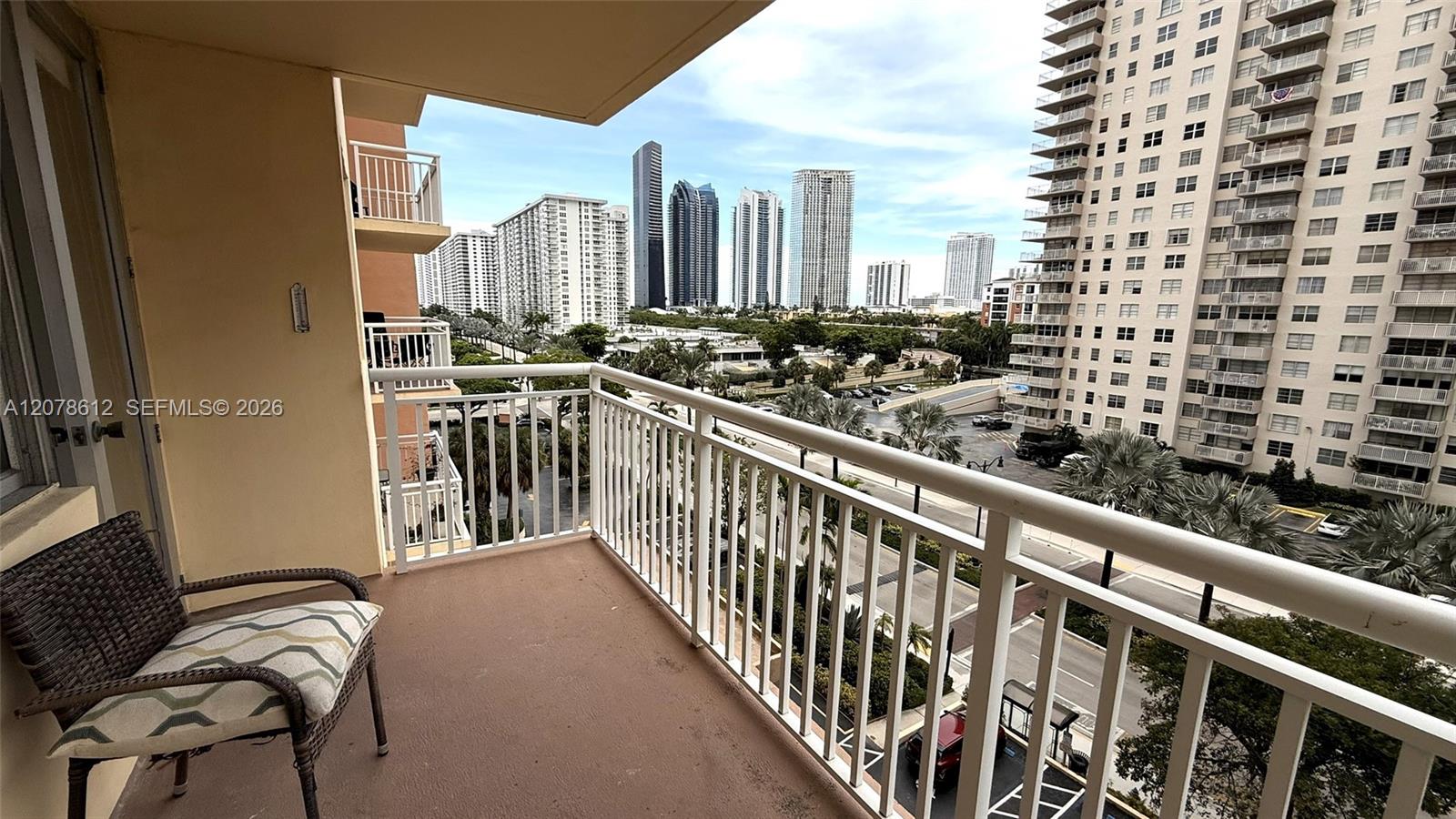 Ver detalles 608 2 / 2 1087 sq. ft. $ 2026-08-27 0 foto