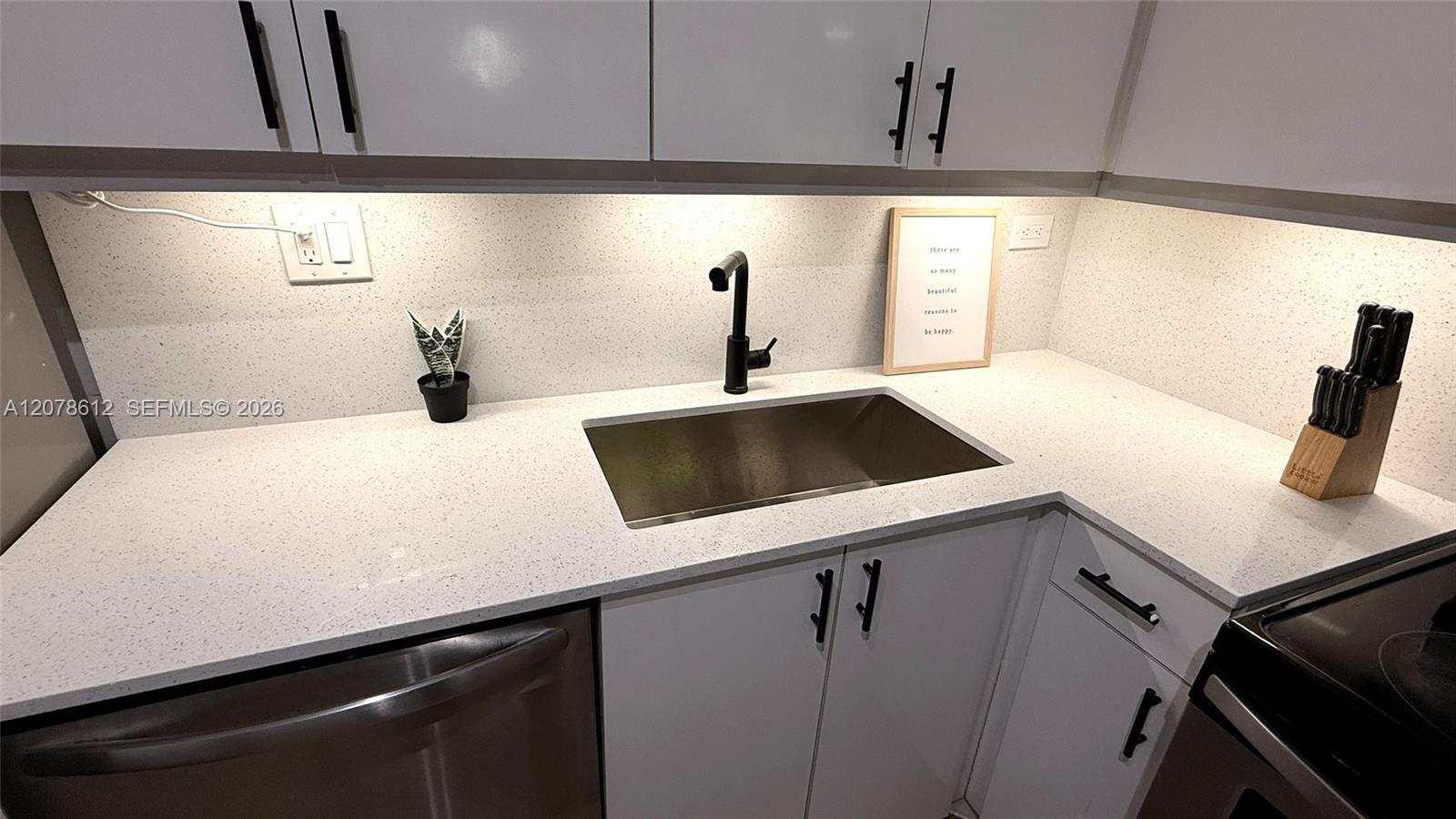 Ver detalles 608 2 / 2 1087 sq. ft. $ 2026-08-27 0 foto