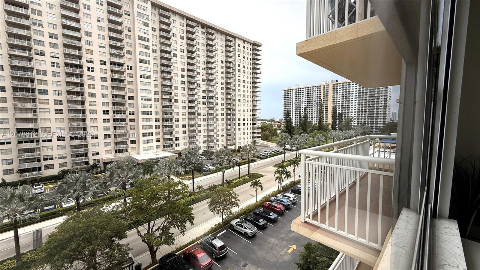 Ver detalles 608 2 / 2 1087 sq. ft. $ 2026-08-27 0 foto