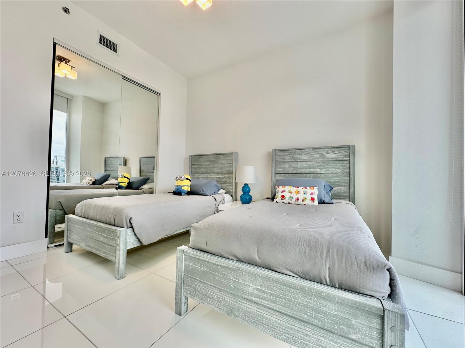 1605 2 / 2 1463 sq. ft. $ 2026-08-27 0 foto