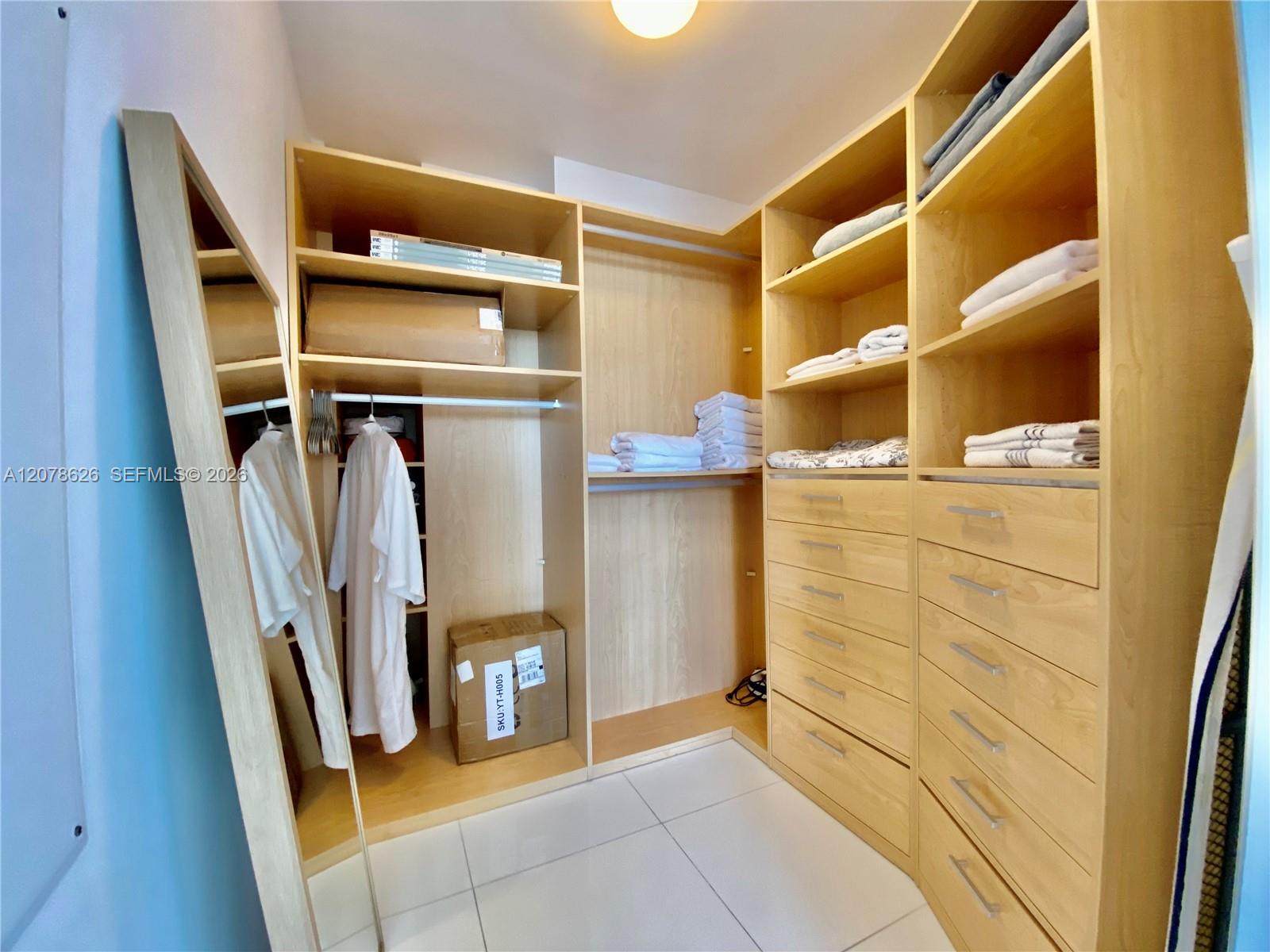 1605 2 / 2 1463 sq. ft. $ 2026-08-27 0 foto