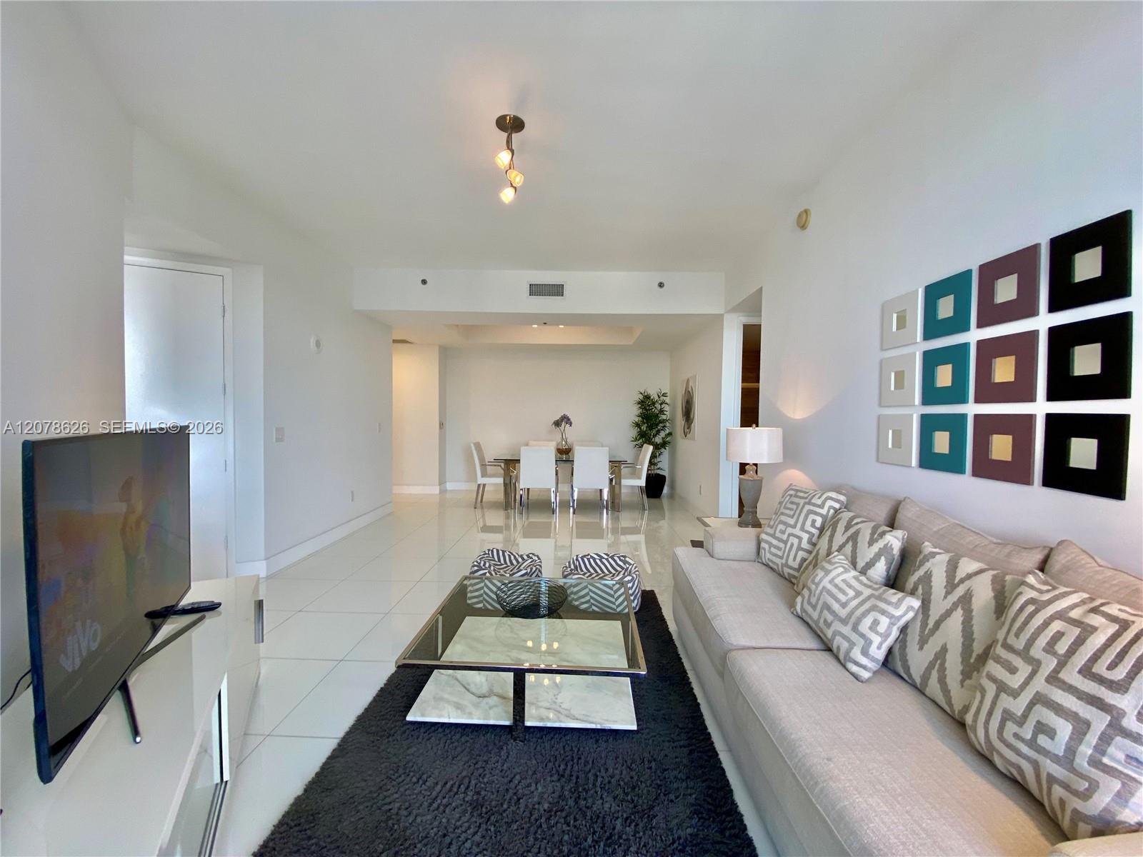 1605 2 / 2 1463 sq. ft. $ 2026-08-27 0 foto