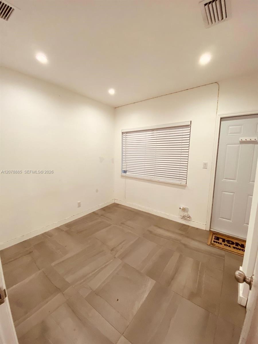   /  936 sq. ft. $ 2026-08-27 0 foto