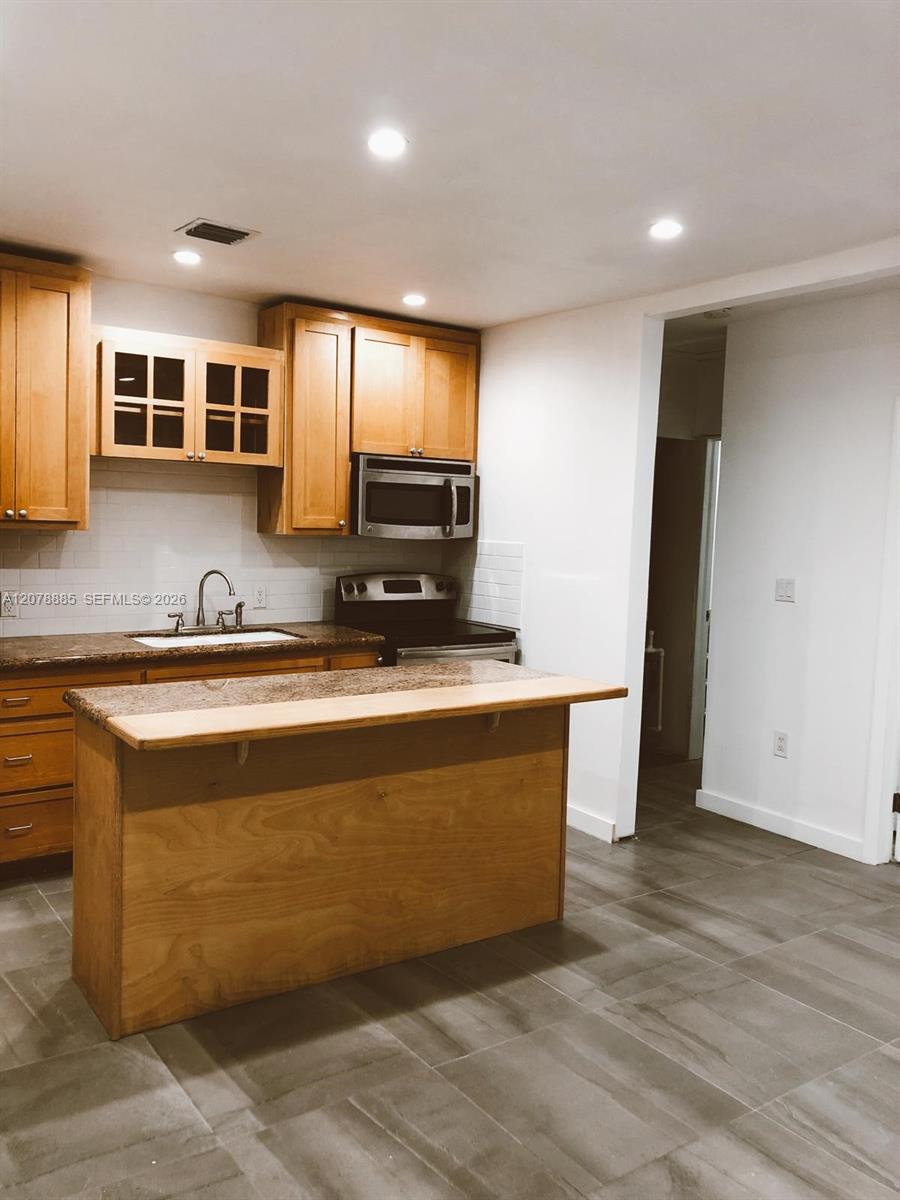   /  936 sq. ft. $ 2026-08-27 0 foto