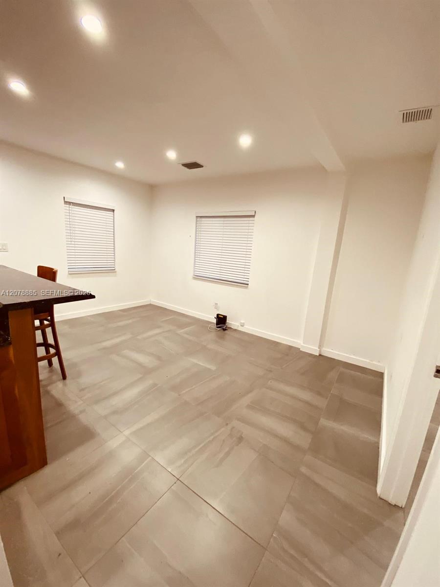   /  936 sq. ft. $ 2026-08-27 0 foto