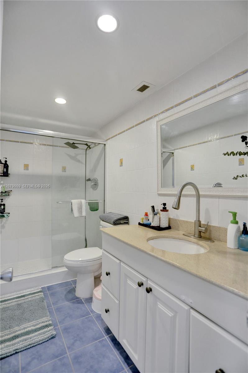PH10 2 / 2 1220 sq. ft. $ 2026-08-27 0 foto