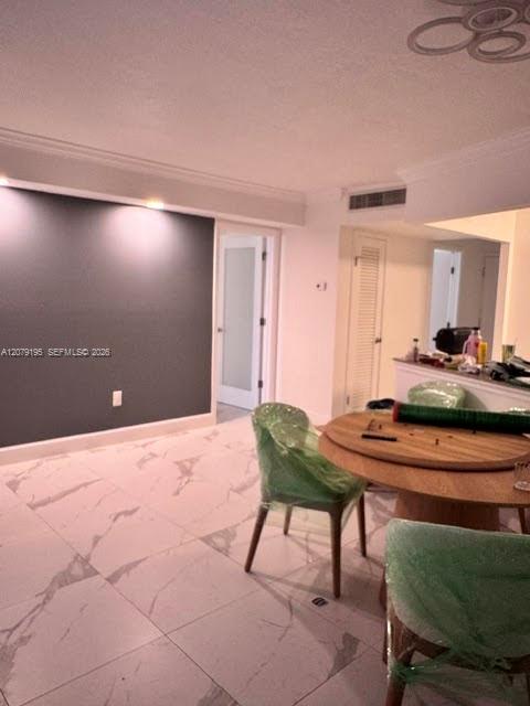 Ver detalles 305-2 1 / 2 1036 sq. ft. $ 2026-08-28 0 foto
