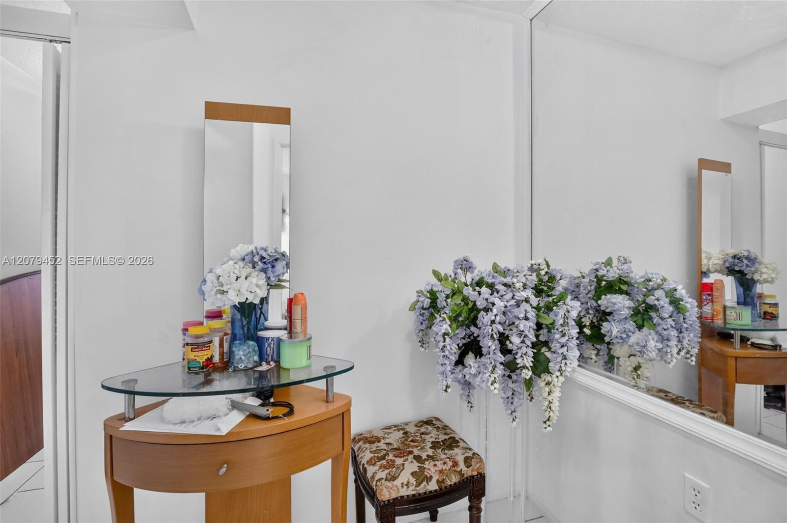 Ver detalles 401-1 1 / 2 1062 sq. ft. $ 2026-08-28 0 foto