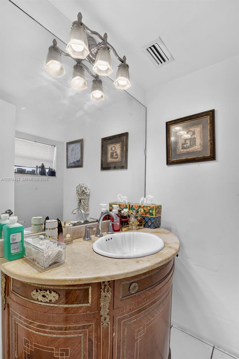 Ver detalles 401-1 1 / 2 1062 sq. ft. $ 2026-08-28 0 foto