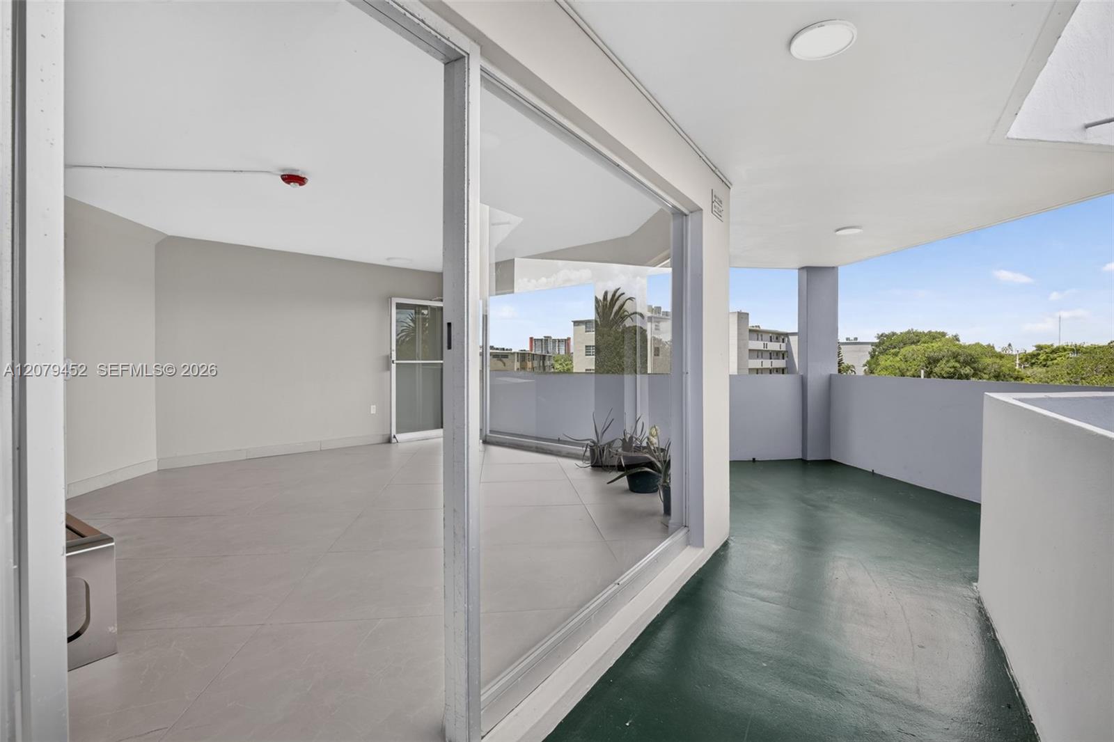 Ver detalles 401-1 1 / 2 1062 sq. ft. $ 2026-08-28 0 foto
