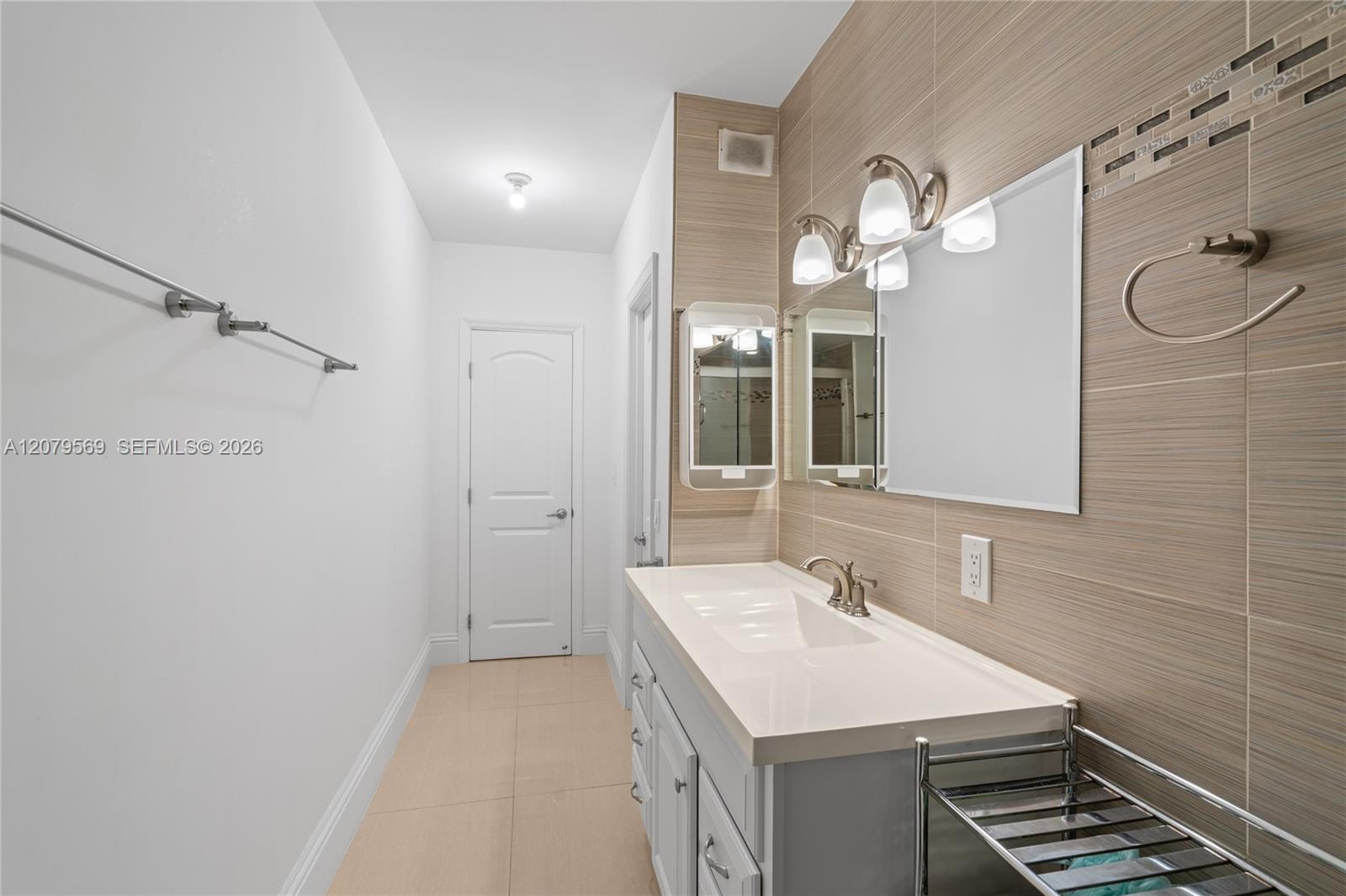Ver detalles 4E 3 / 3 1780 sq. ft. $ 2026-08-28 0 foto