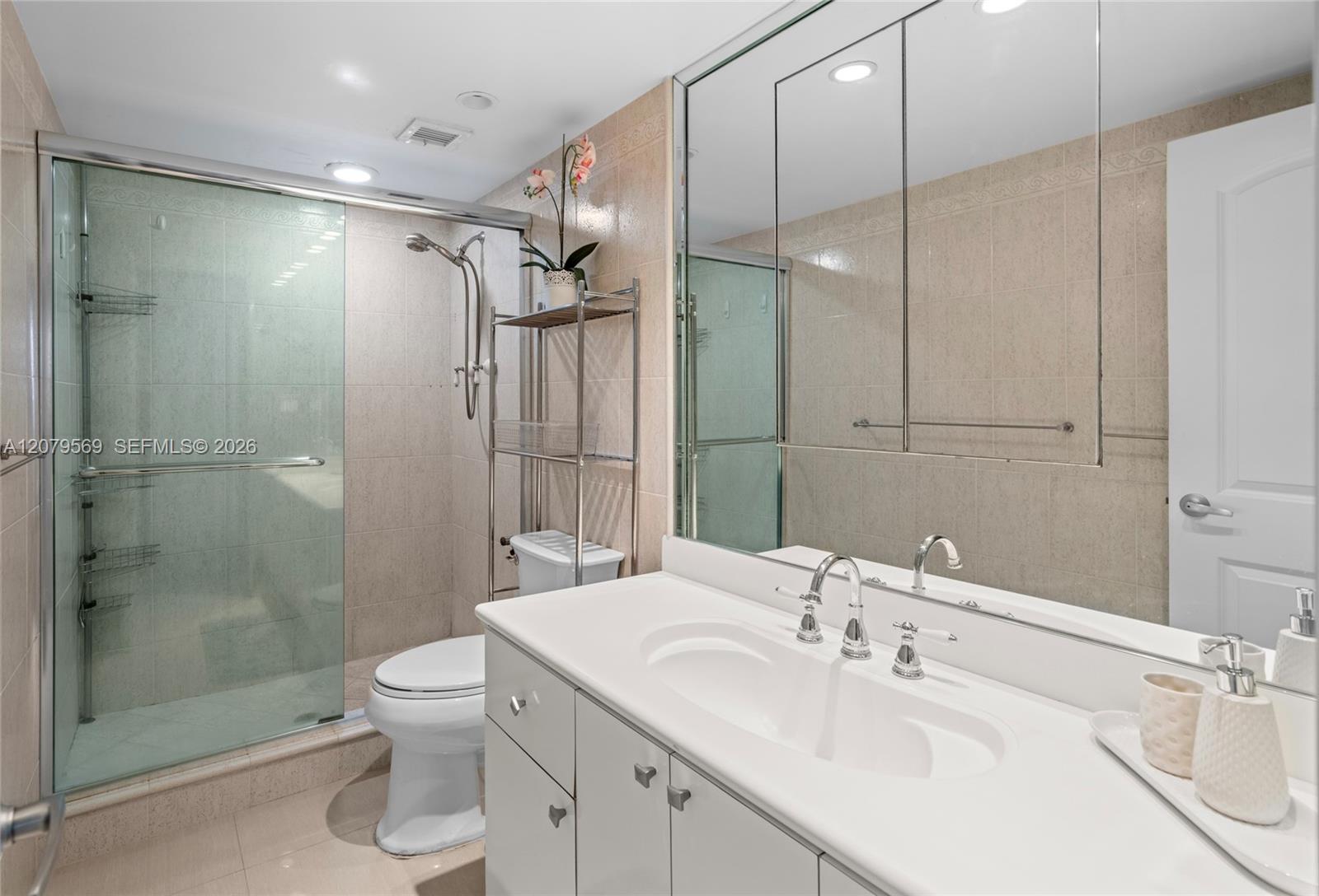 Ver detalles 4E 3 / 3 1780 sq. ft. $ 2026-08-28 0 foto