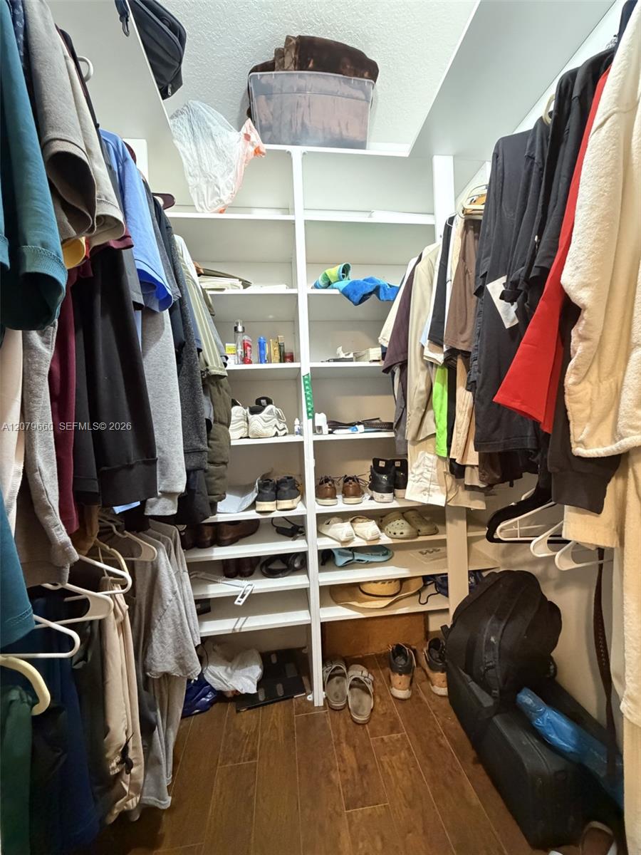 16298 4 / 2 1351 sq. ft. $ 2026-09-17 0 foto