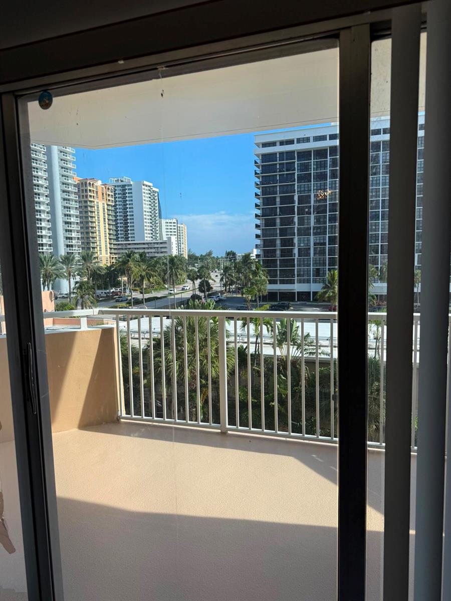 See details 3L 1 / 925 sq. ft. $ 2026-10-13 0 Photo