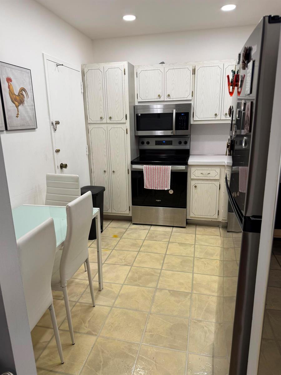 See details 3L 1 / 925 sq. ft. $ 2026-10-13 0 Photo