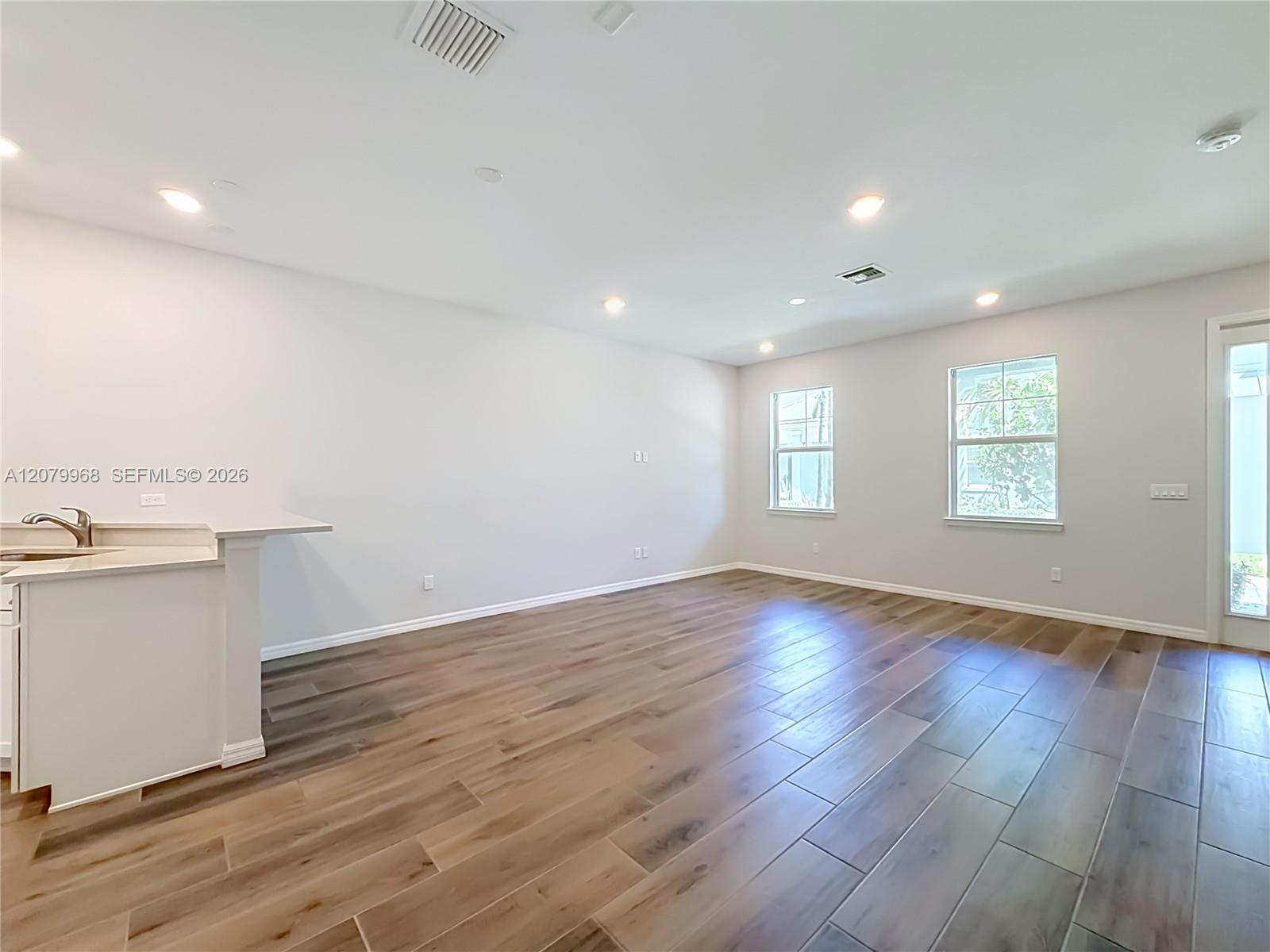1040 3 / 3 1421 sq. ft. $ 2026-08-29 0 Photo