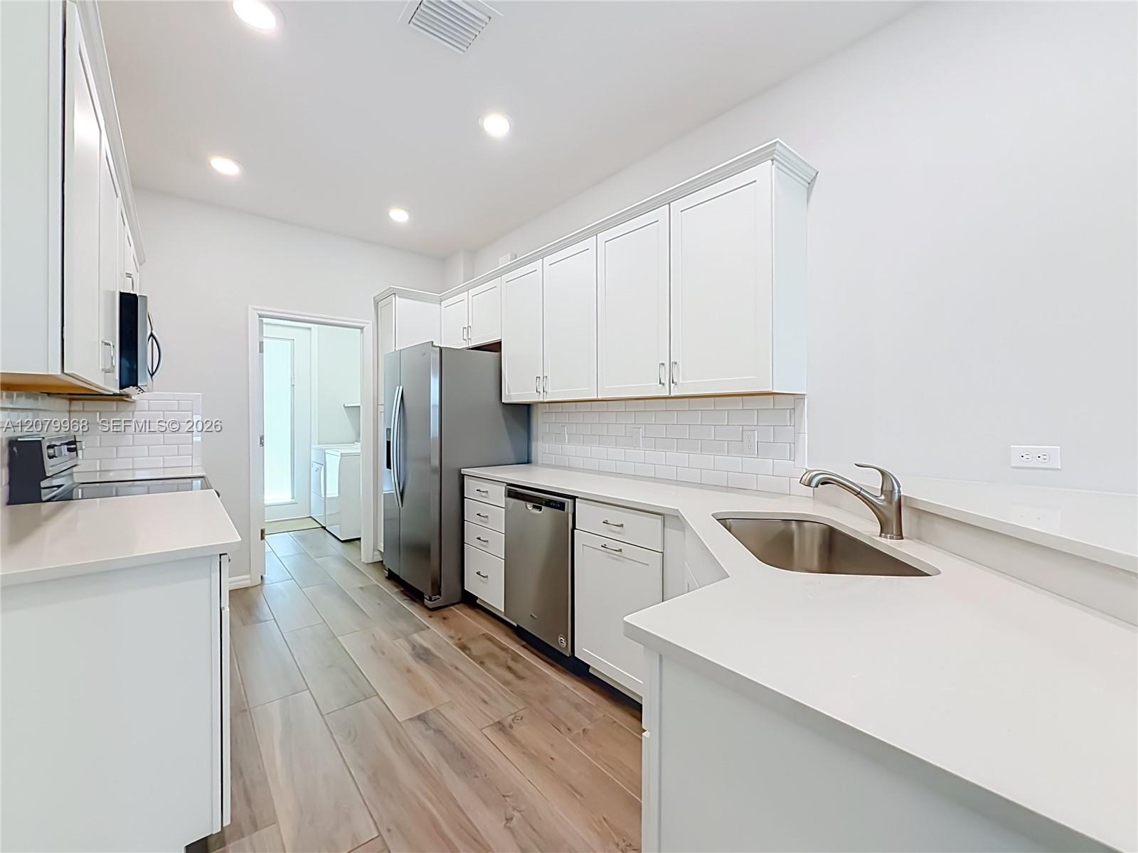 1040 3 / 3 1421 sq. ft. $ 2026-08-29 0 Photo
