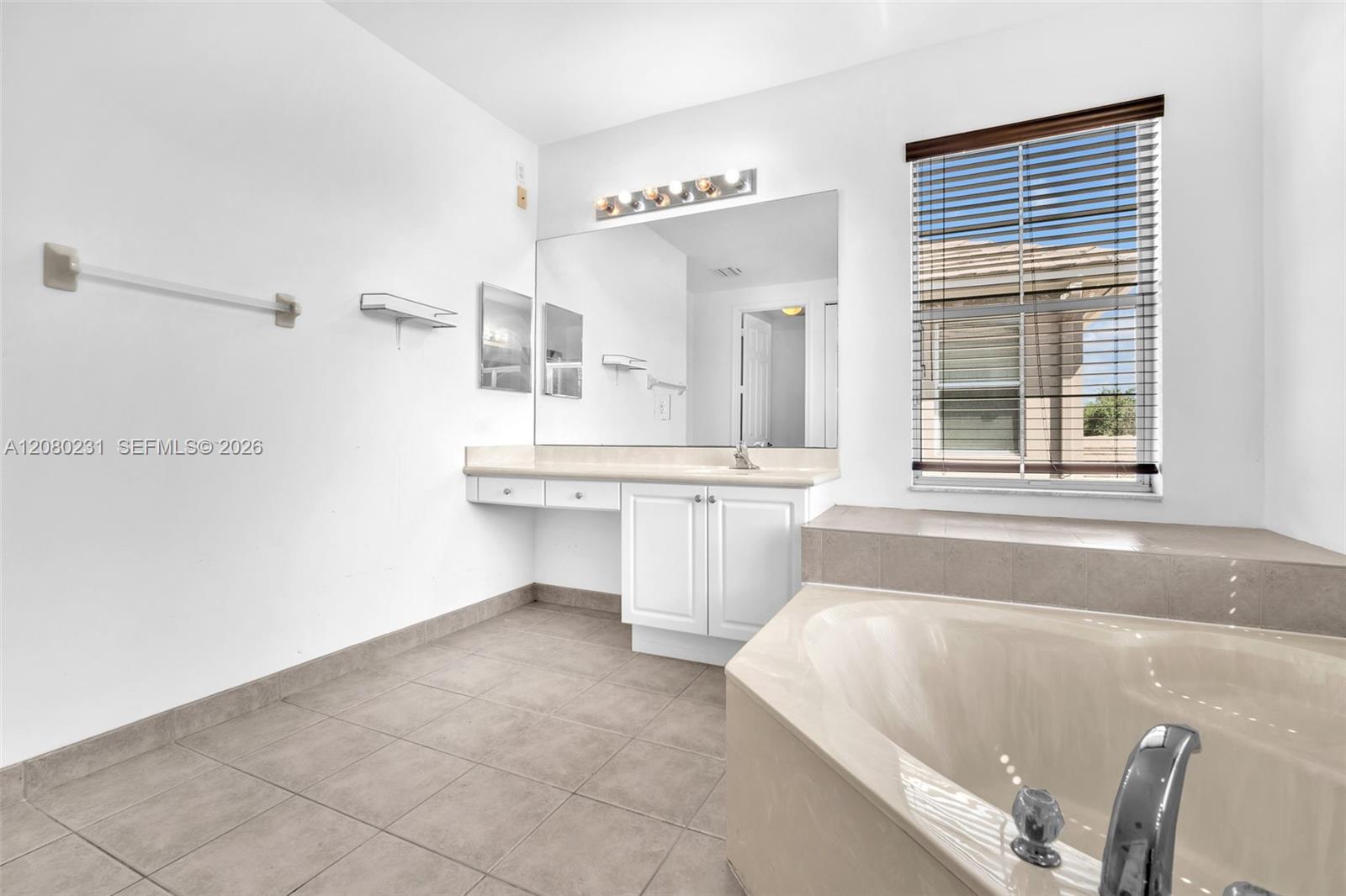 9345 5 / 4 3894 sq. ft. $ 2026-08-30 0 foto