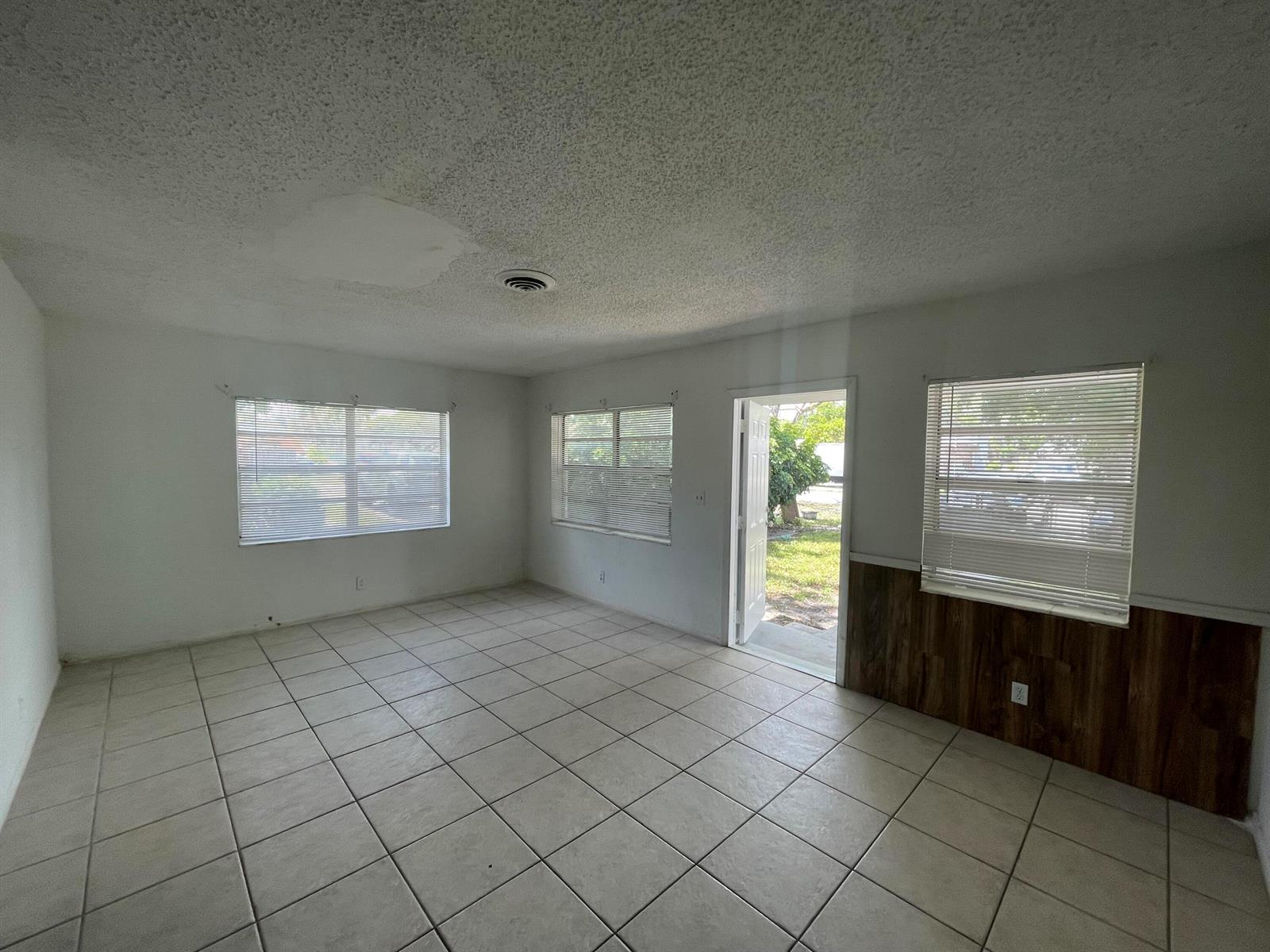 See details / 0 2268 sq. ft. $ 2026-08-31 0 Photo