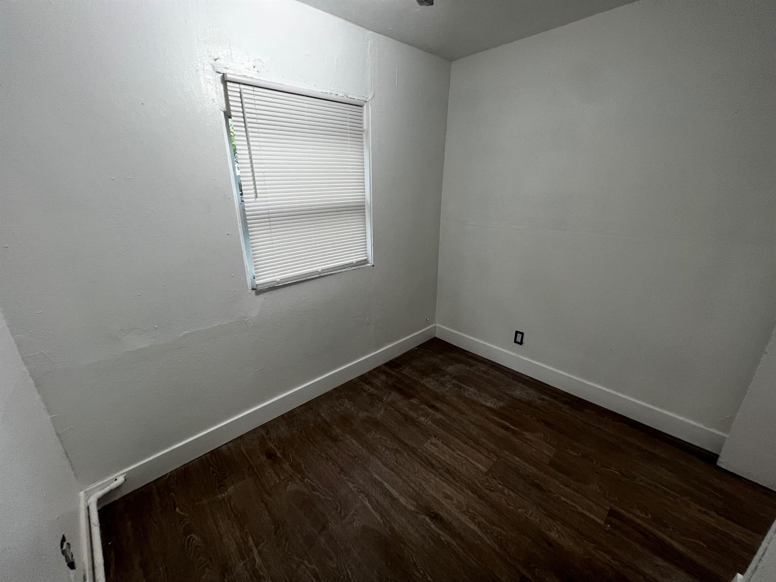 Ver detalles / 0 1050 sq. ft. $ 2026-08-31 0 foto