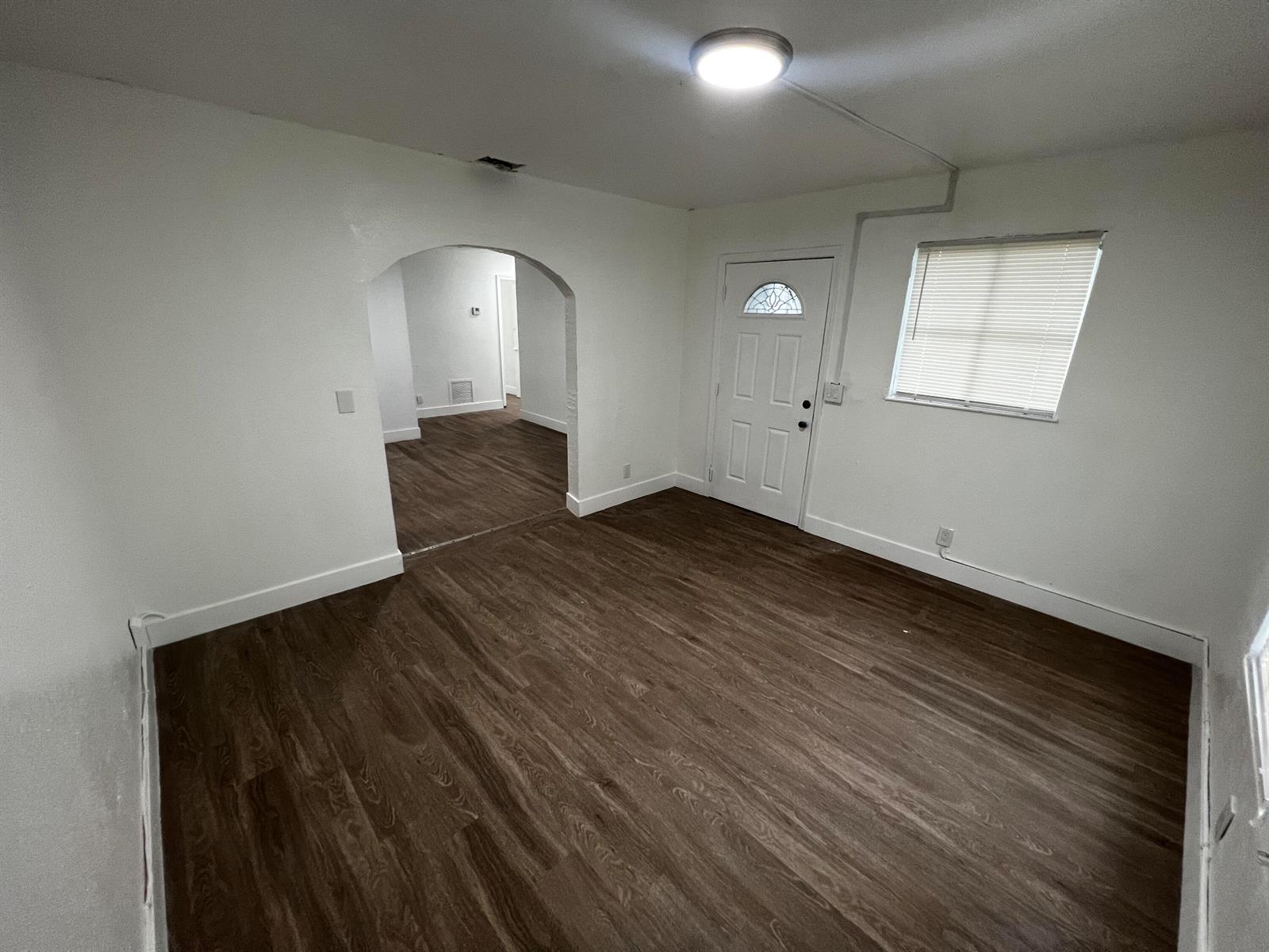 Ver detalles / 0 1050 sq. ft. $ 2026-08-31 0 foto