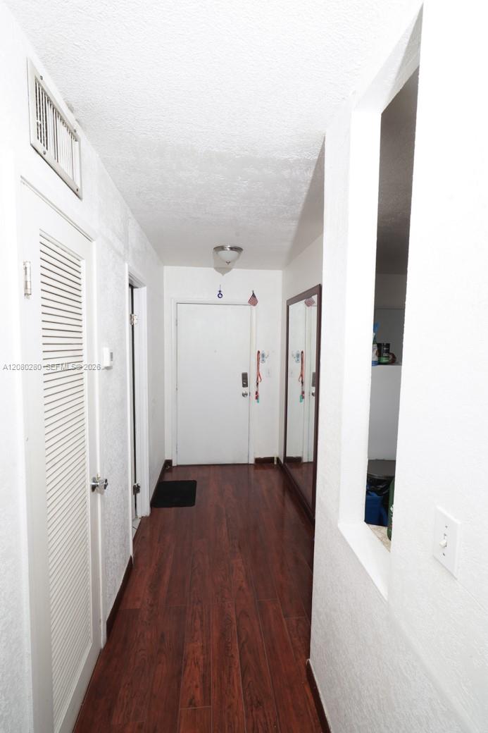 605-2 1 / 2 1036 sq. ft. $ 2026-08-30 0 foto