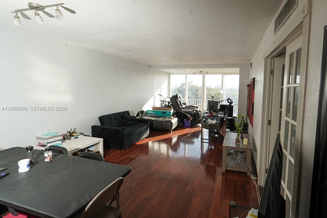 605-2 1 / 2 1036 sq. ft. $ 2026-08-30 0 foto