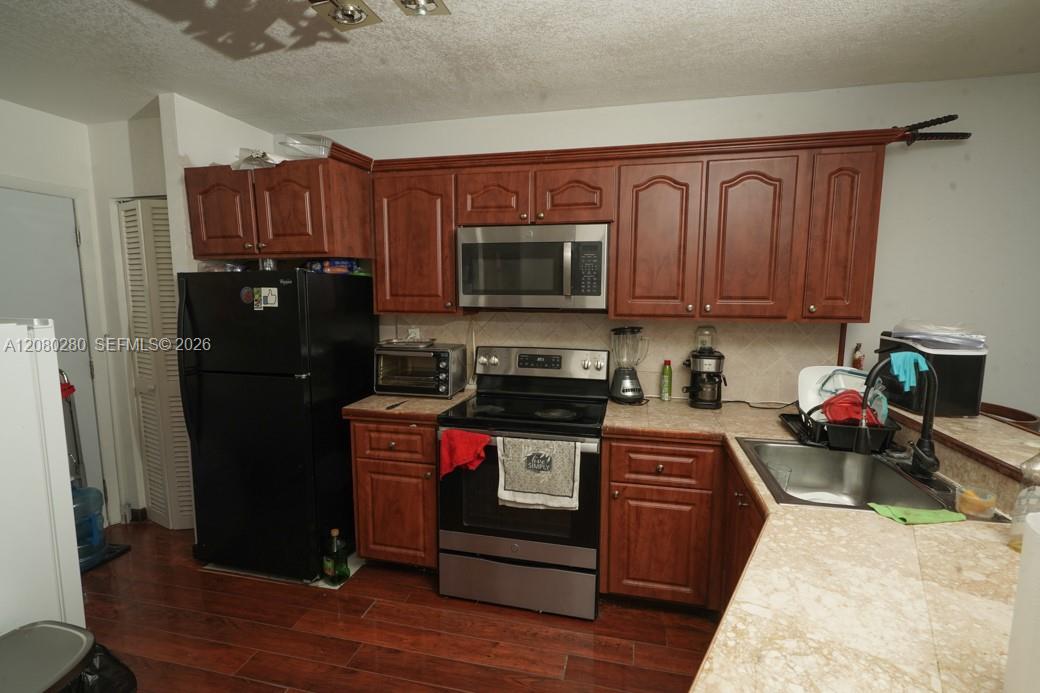 605-2 1 / 2 1036 sq. ft. $ 2026-08-30 0 foto