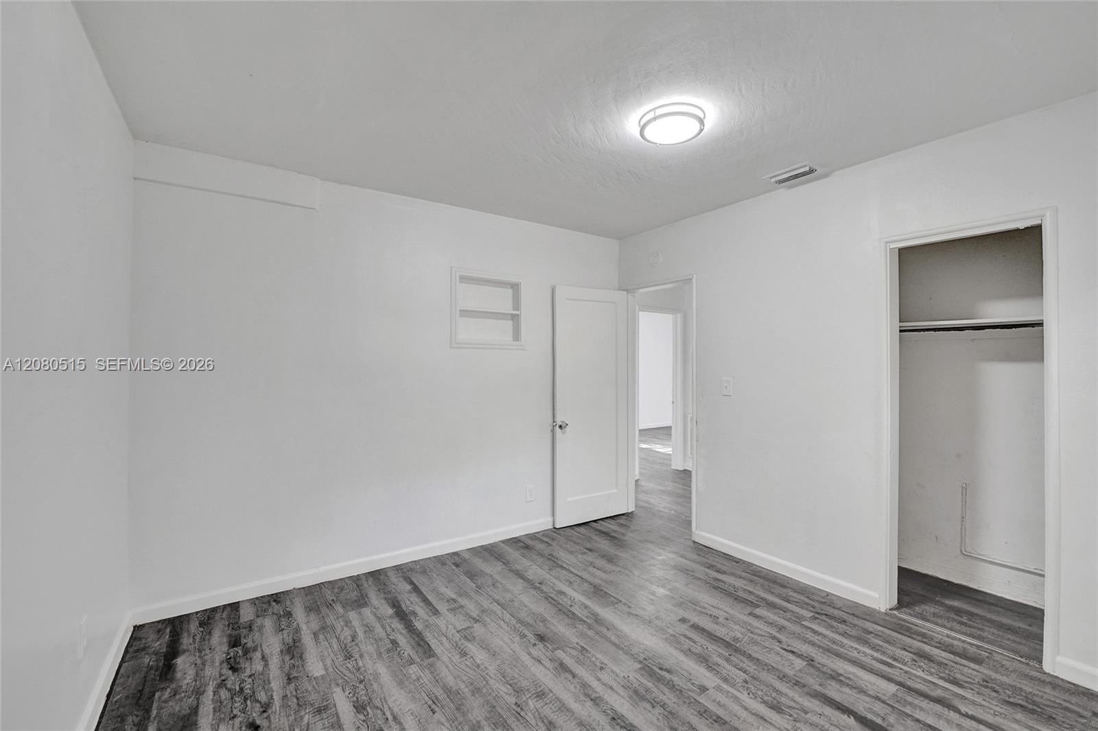 Ver detalles 1421 3 / 2 972 sq. ft. $ 2026-08-31 0 foto