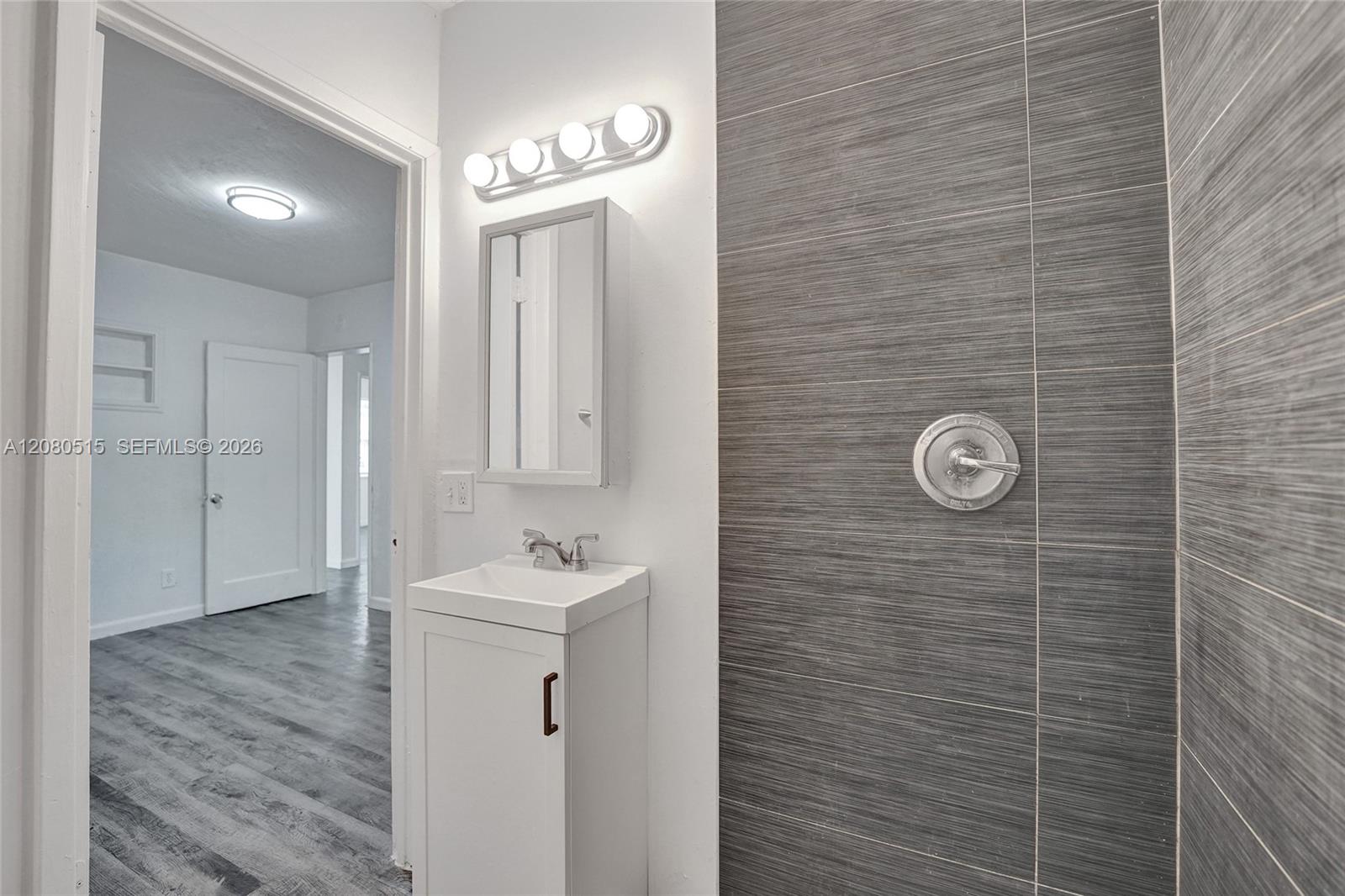 Ver detalles 1421 3 / 2 972 sq. ft. $ 2026-08-31 0 foto