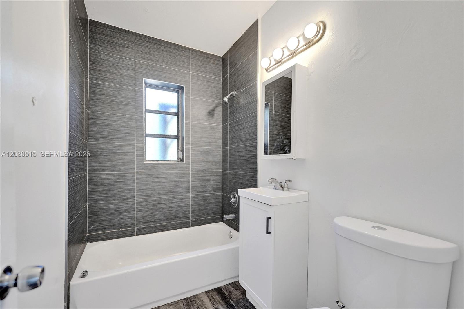 Ver detalles 1421 3 / 2 972 sq. ft. $ 2026-08-31 0 foto