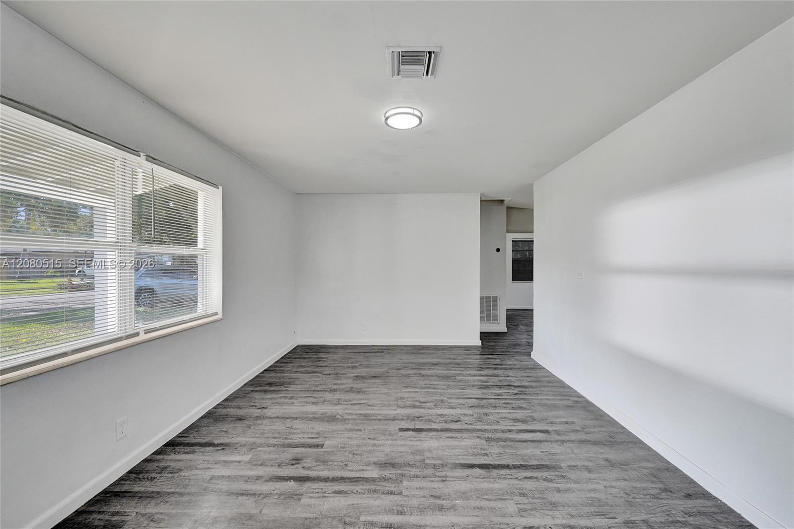 Ver detalles 1421 3 / 2 972 sq. ft. $ 2026-08-31 0 foto
